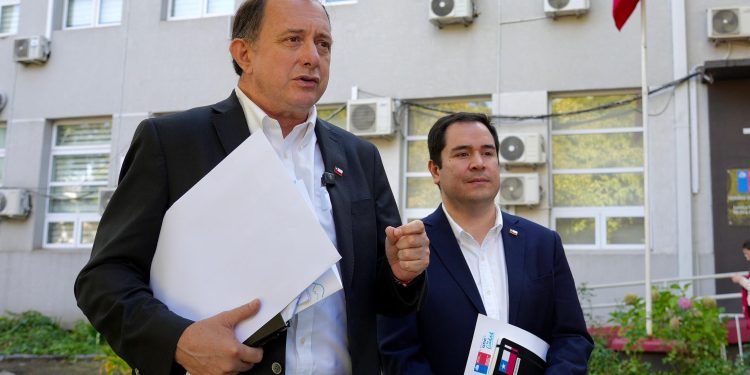 Ministro de vivienda Iván Poduje llega a Ñuble para coordinar acciones en materia de reconstrucción
