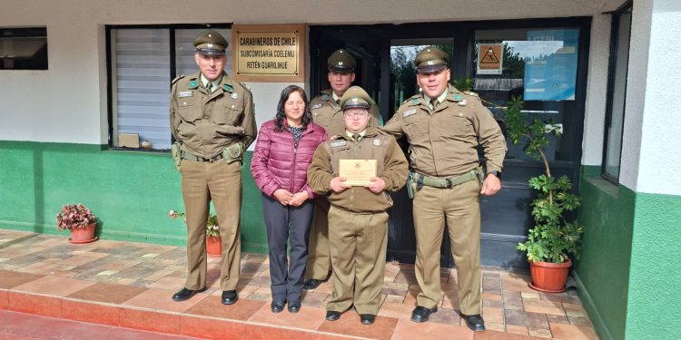 Emotivo reconocimiento a joven con síndrome de Down en retén de Guarilihue