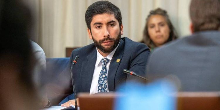Diputado de Ñuble Felipe Camaño renuncia a asignación de combustible en medio de histórica alza de bencinas