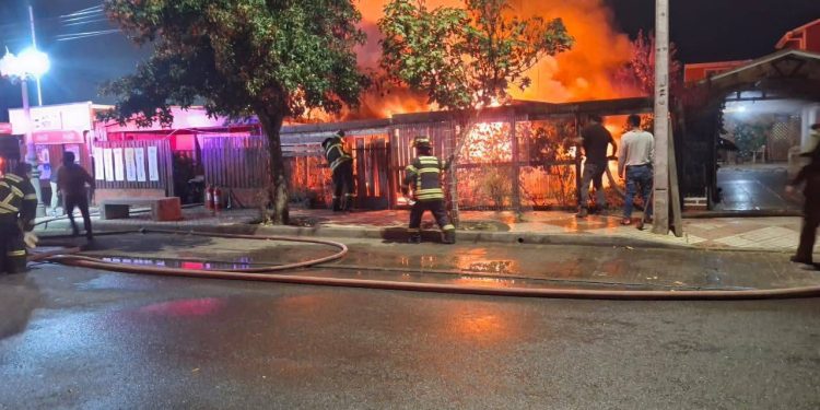 Adulto mayor fallece en incendio que destruyó viviendas y local comercial en San Nicolás