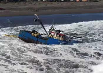 Embarcación encalla en Cobquecura: autoridades coordinan retiro ante riesgo por marejadas
