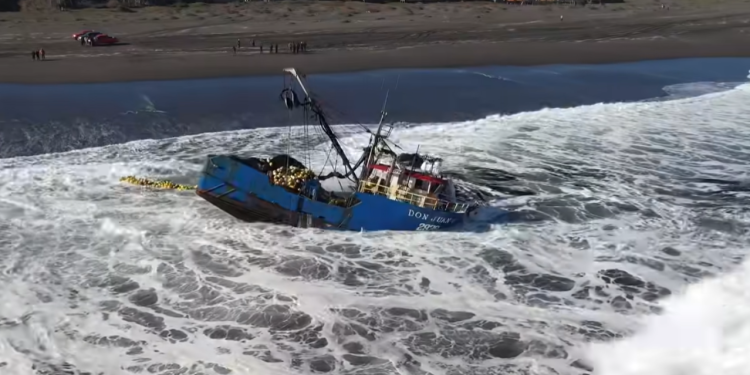 Embarcación encalla en Cobquecura: autoridades coordinan retiro ante riesgo por marejadas