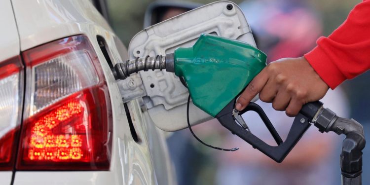 Nueva alza en las bencinas abre mayo de 2026 y golpea el bolsillo de los conductores