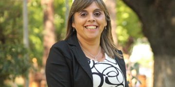 Concejala Rosa Gatica permanece hospitalizada en San Carlos tras descompensación en pleno concejo municipal