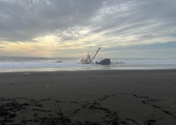 Continúan las coordinaciones para el retiro de carga pesquera de embarcación encallada en Cobquecura