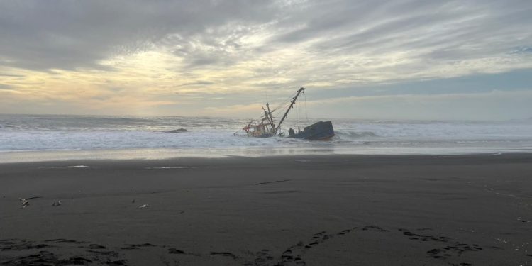 Continúan las coordinaciones para el retiro de carga pesquera de embarcación encallada en Cobquecura