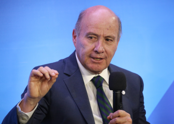 Hacienda anticipa nueva rebaja de más de $100 por litro en los combustibles