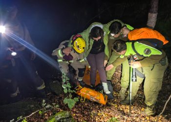 Equipos de emergencia activan operativo de rescate para evacuar a excursionista lesionada en sector cordillerano de San Fabián