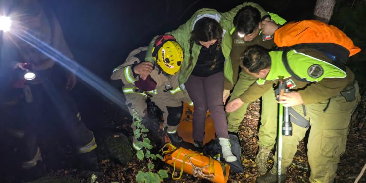 Equipos de emergencia activan operativo de rescate para evacuar a excursionista lesionada en sector cordillerano de San Fabián