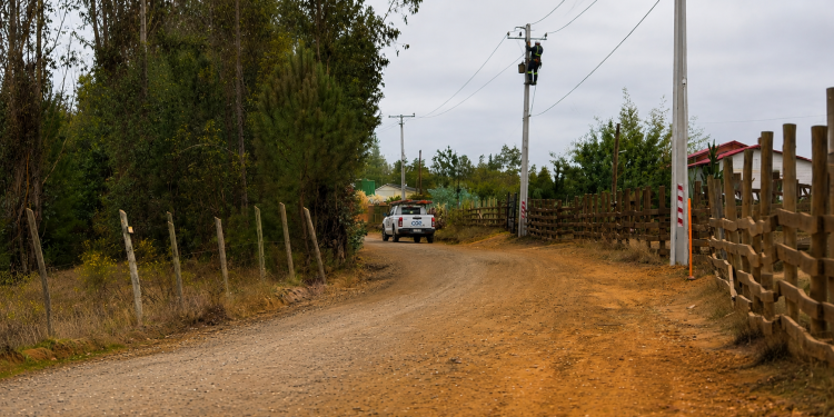 Familias de Quirihue acceden a energía eléctrica gracias a extensión de la red en sectores rurales