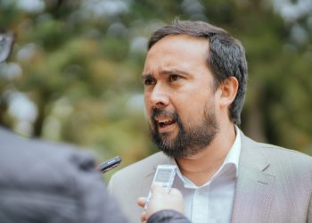 Gobernador Óscar Crisóstomo arremete contra el Gobierno por nueva salida de la directora del Hospital de Chillán