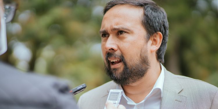 Gobernador Óscar Crisóstomo arremete contra el Gobierno por nueva salida de la directora del Hospital de Chillán