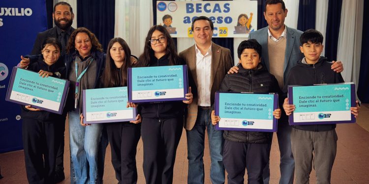 104 Estudiantes de Quirihue reciben computadores del programa Becas Tic de Junaeb