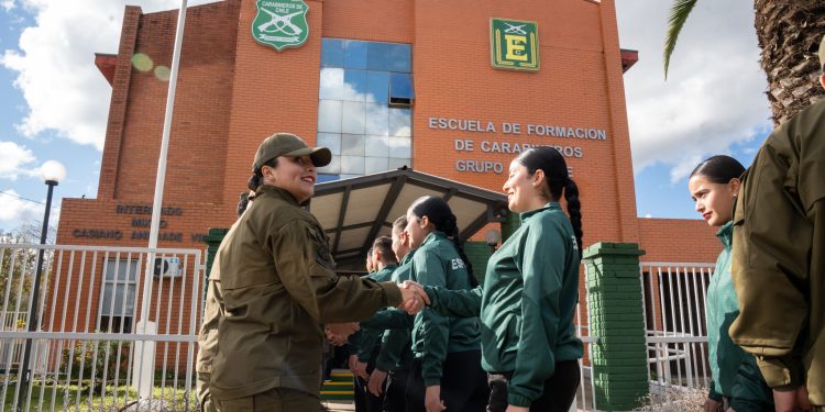 90 Carabineros llegan a Quirihue para iniciar su formación en la primera escuela transitoria del país