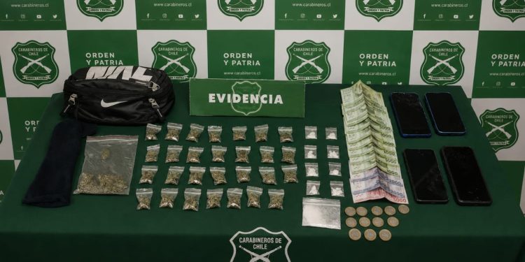 COELEMU: Detienen a dos Jóvenes de 18 años en las afuera de un establecimiento educacional por Ley de Drogas