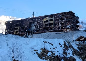 El voraz incendio que consumió por completo el Hotel Nevados de Chillán