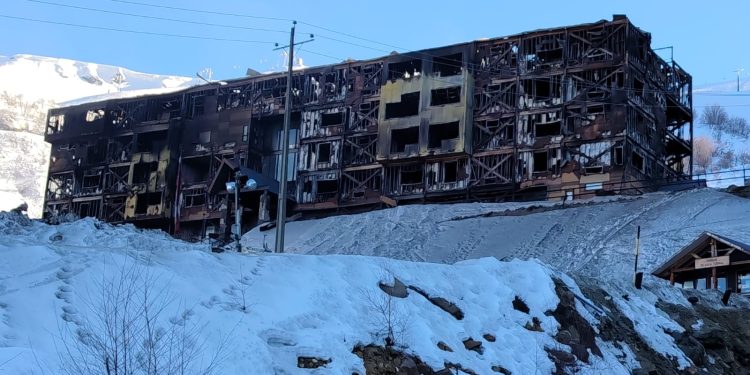 El voraz incendio que consumió por completo el Hotel Nevados de Chillán